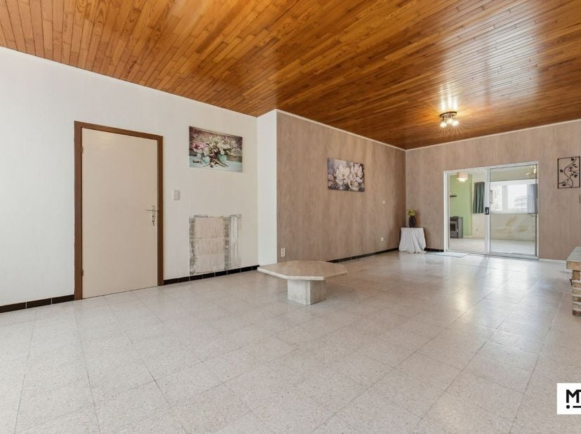 Op slechts 10 minuten van het centrum van Ieper en in de nabijheid van Langemark bevindt zich deze te renoveren woning, gelegen in het landelijke Biks