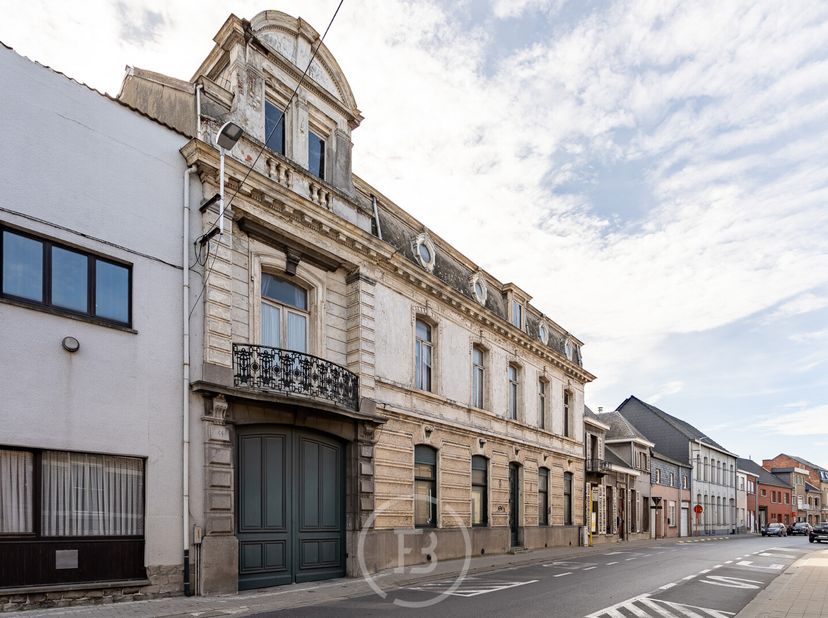 Ce manoir néoclassique de caractère datant de 1868 a servi de résidence aux brasseurs de la brasserie Du Bois-Haems. Peut-être servira-t-il bientôt de