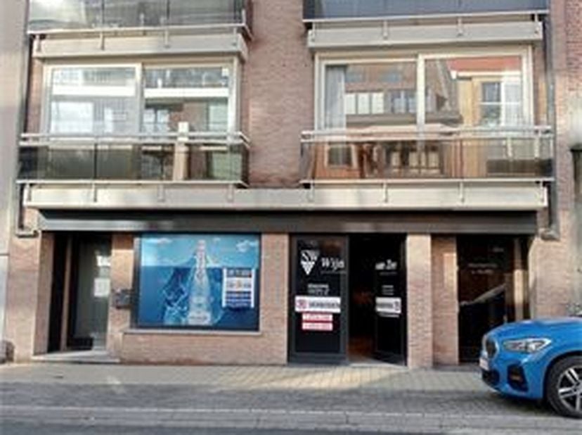 Dit unieke handelspand in Middelkerke biedt de ideale locatie voor uw onderneming:<br />
<br />
Toplocatie: Gelegen in het centrum, omringd door hot