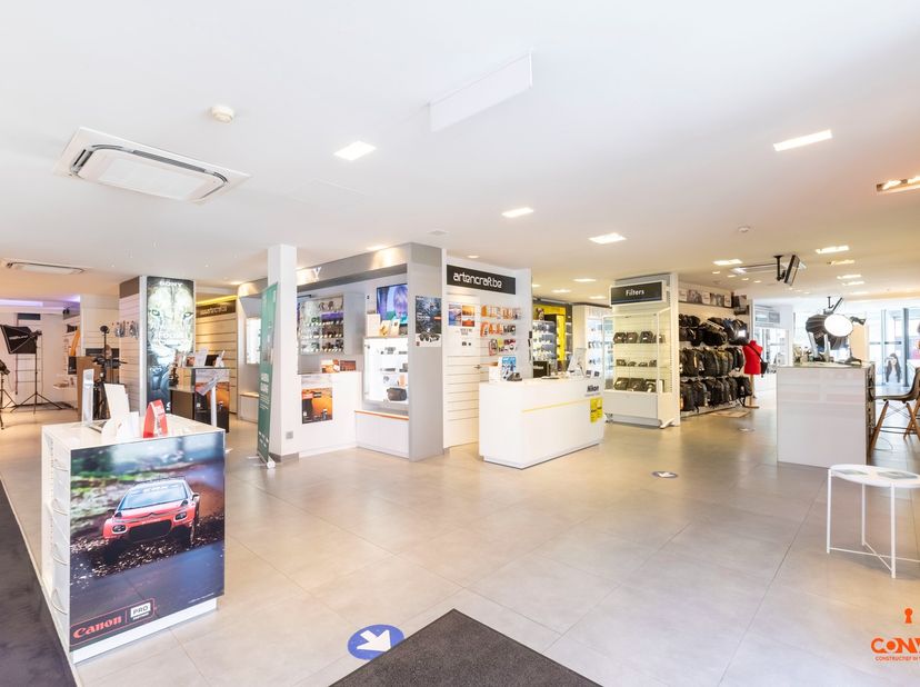 Op een commerciële toplocatie langs de Brugsesteenweg in Mariakerke bevindt zich deze instapklare winkelruimte met magazijn, momenteel ingericht als “