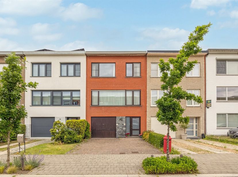 Spacieuse maison de bel-etage avec 3-4 chambres, garage et jardin profond<br />
Sur la Gustaaf De Smetlaan à Aartselaar, vous trouverez cette maison b