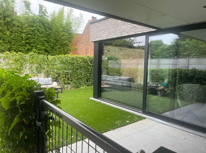Centraal gelegen drie slaapkamer appartement te huur in Waregem Het appartement is alsvolgt ingedeeld : inkom, woonkamer met veel licht, volledig inge
