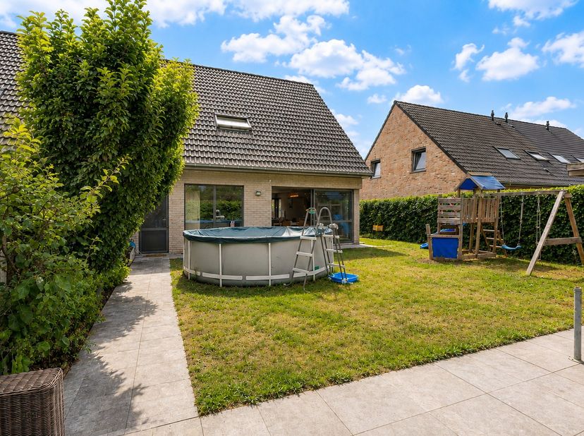 In een rustige en aantrekkelijke verkaveling in het hart van Moerkerke bevindt zich deze recente, perfect onderhouden woning. Dankzij haar energiezuin