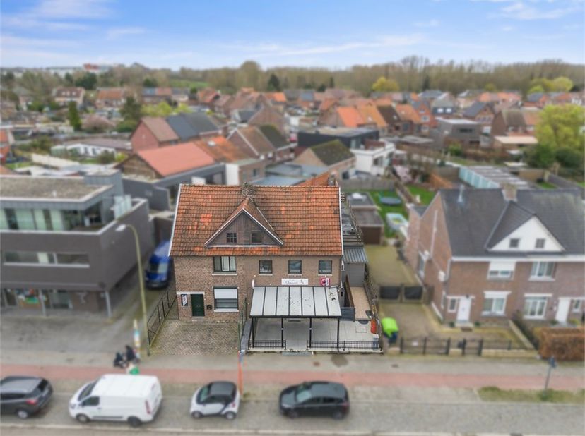 Langs de Gorsemweg ter hoogte van nummer 168 vinden we dit leuke café met woonst terug. Grote troef van dit pand is ongetwijfeld de ligging! Het bruis