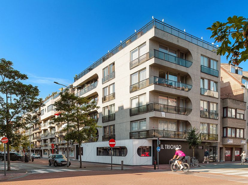 In een rustige en gegeerde ligging, op wandelafstand van zowel de zeedijk als de Lippenslaan, bevindt zich dit smaakvol gerenoveerde appartement met t