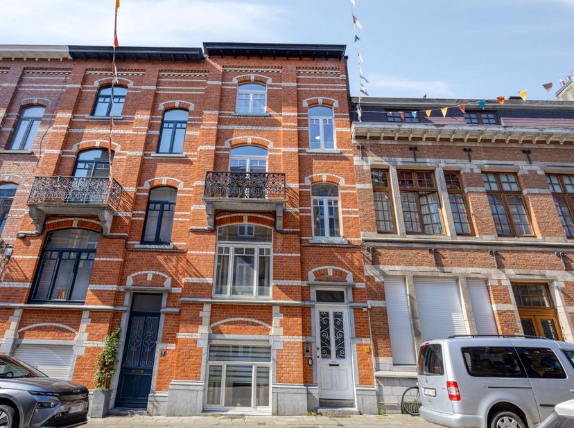 Deze prachtige residentie met uitzonderlijke tuin en terras, ruime gemeenschappelijke keuken, gelegen in een rustige straat in het centrum van Heverle