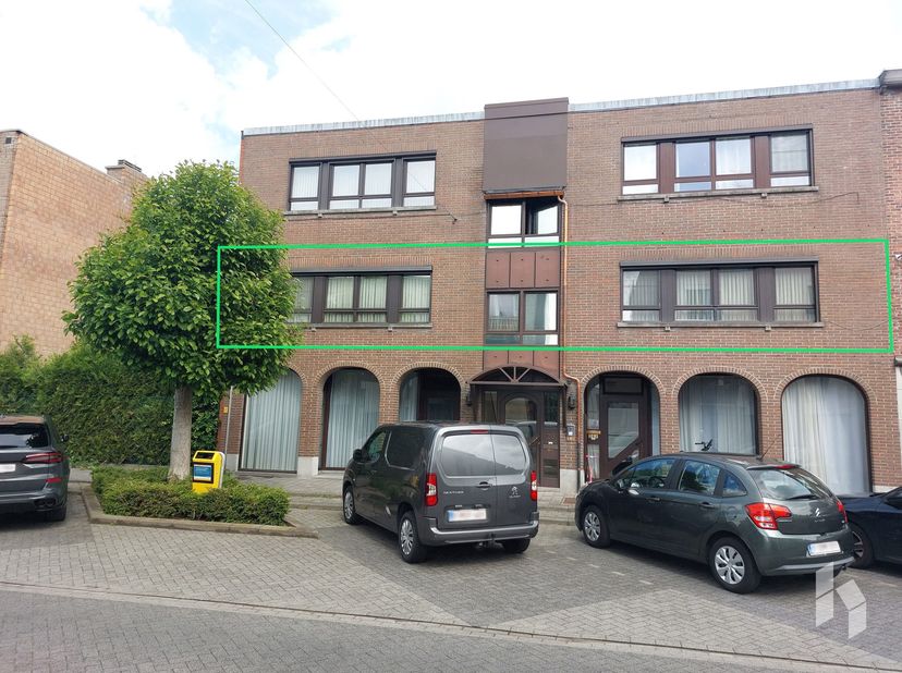 Zeer ruim, bemeubeld appartement met 2 slaapkamers, 2 badkamers en een ruim terras in het centrum van Lommel. <br />
De huurprijs is inclusief meubila