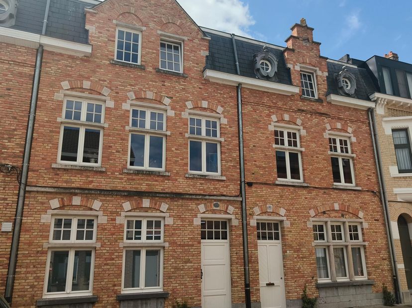 Op zoek naar een ruime en karaktervolle woning met 5 slaapkamers, veel licht, een zuidgerichte tuin, EPC-label B? Deze woning heeft een uitstekende li
