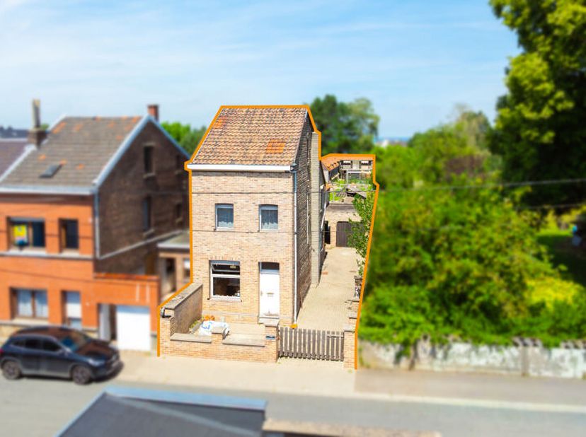 Maison mitoyenne à rafraîchir (+/- 126 m² daprès PEB) 2 à 3 chambres avec garage et grand jardin située au centre d'Oupeye, à proximité de toutes les