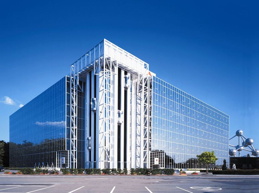 Le bureau moderne de 340 m² au premier étage est situé dans un emplacement d’affaires de premier ordre, entouré de verdure, au pied de l’Atomium, avec