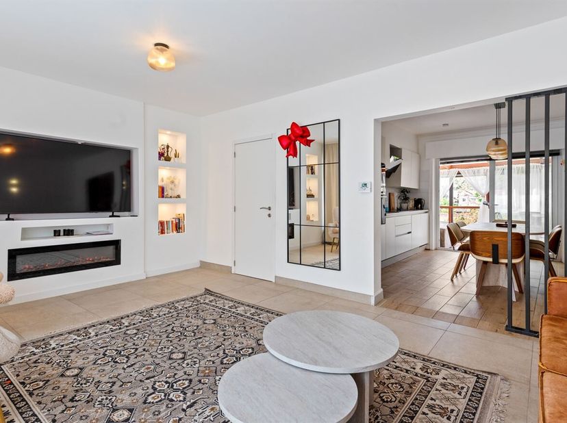 Gerenoveerde bel-étage met 3 slaapkamers en inpandige garage<br />
Ligging:<br />
Deze woning is rustig gelegen in de Akker te Ekeren, een aangename e