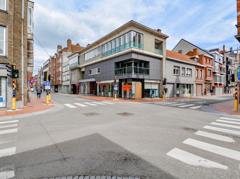 Dit aantrekkelijk appartement bevindt zich op de eerste verdieping van residentie 'Astrid', pal in het centrum van Izegem op wandelafstand van diverse