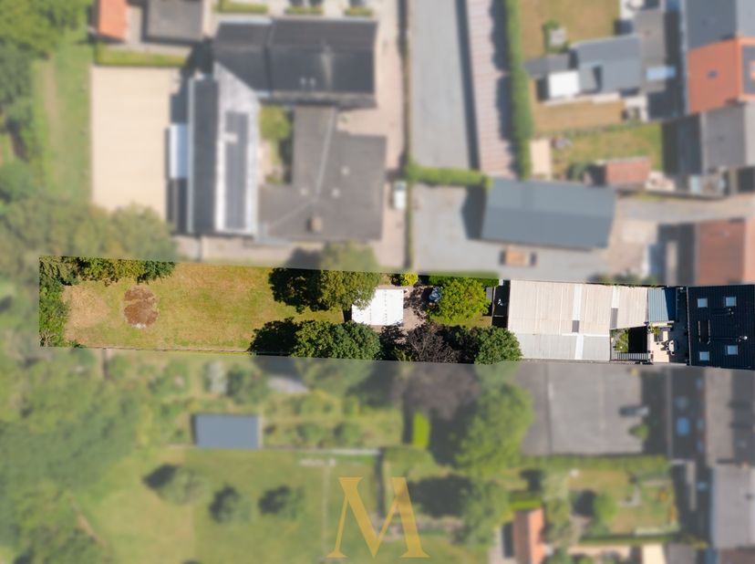 Op een uitstekende ligging in het centrum van Dentergem bevindt zich deze veelzijdige eigendom op een ruim perceel van 1.553 m². Winkels, scholen, hor