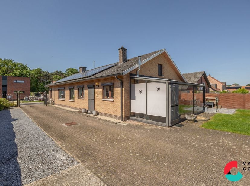 Gelijkvloerse gezinswoning met zicht op weide en een perceeloppervlakte van 8 are 91 ca.<br />
De woning is doorheen de jaren zeer goed onderhouden en