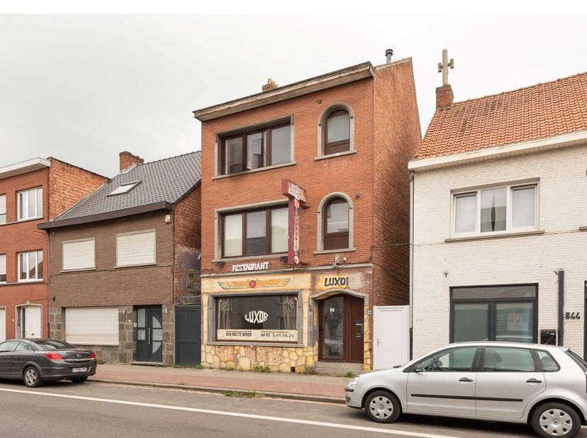 Op een strategische locatie aan de levendige Bredabaan 842 in Brasschaat vind je dit veelzijdige eigendom met een zee aan mogelijkheden. Dit is hét ui
