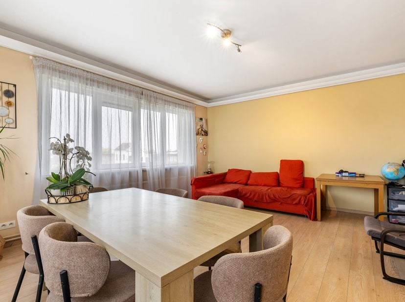 Centraal gelegen Hoekappartement te Merksem, dat interessant kan zijn als investeringspand, mits het pand momenteel verhuurd is.<br />
We betreden het