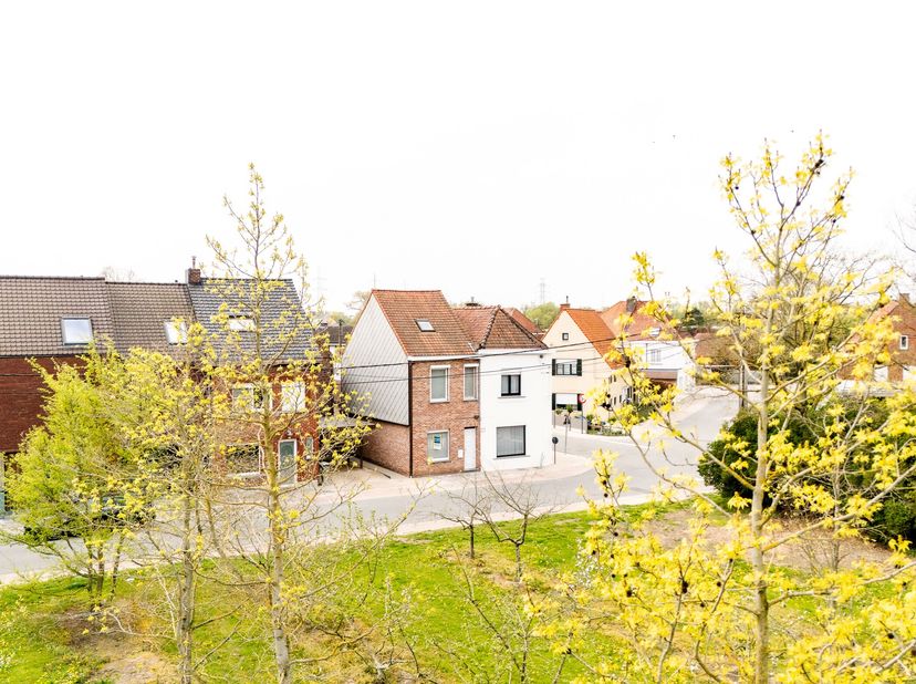 Ben je op zoek naar een ruime woning met tal van mogelijkheden, centraal gelegen in Wielsbeke en op korte afstand van winkels, scholen en andere facil