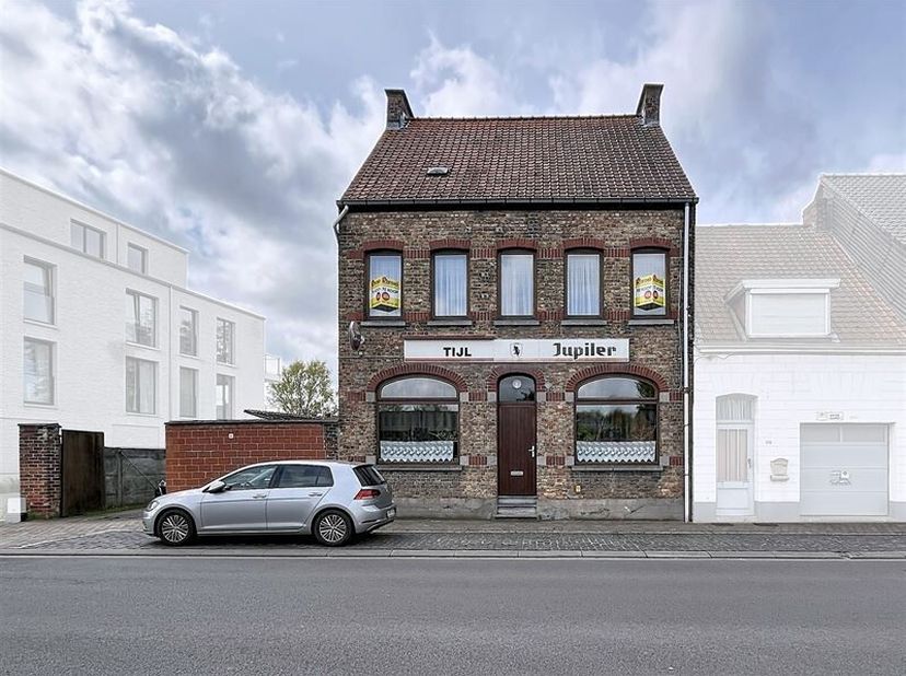 Halfopen bebouwing op commerciële topligging in Rumbeke.<br />
In het hart van Rumbeke, op een uitzonderlijk commerciële ligging, bevindt zich deze ve