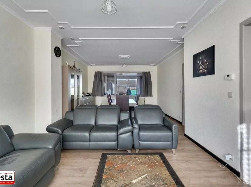 In de Notestraat, op wandelafstand van het centrum van Sint-Truiden, bevindt zich deze instapklare woning.<br />
De woning bestaat uit een hal met gas