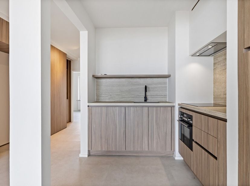 Middelkerke; Ben jij opzoek naar een instapklaar appartement op de zeedijk? Dit volledig gerenoveerde appartement combineert een uitstekende ligging a