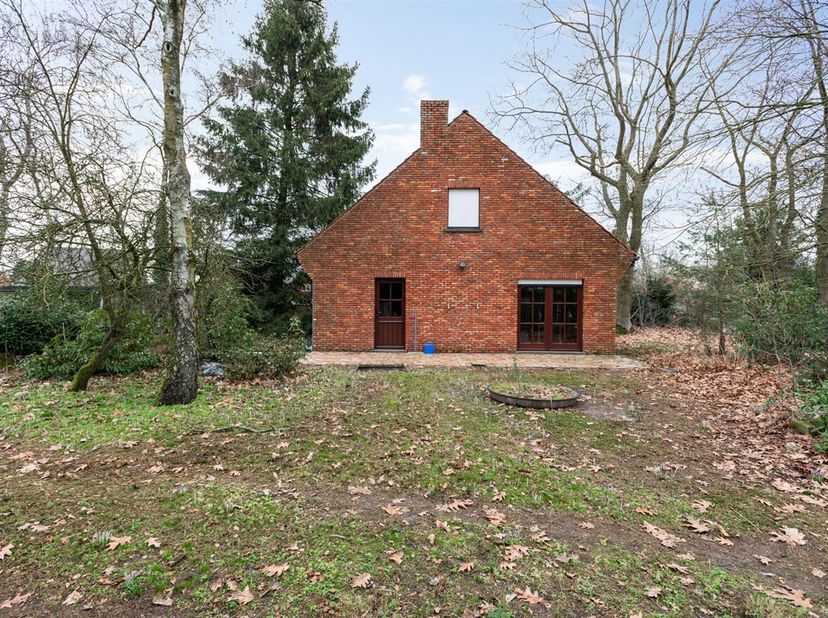 Nabij het centrum bieden wij u aan,  een bijgebouw volledig ingericht als woning op ca 2.833 m² grond. <br />
OFFICIEEL GEZIEN MAG U HIER NIET PERMANE