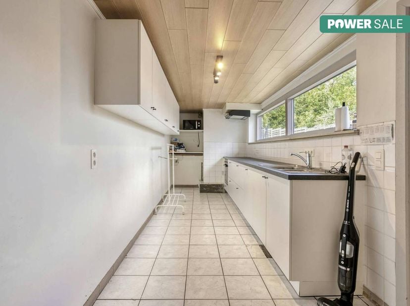 Woning met 4 slaapkamers en afgesloten tuin op een uiterst centrale ligging te Moorslede vlakbij scholen, winkels, openbaar vervoer,...<br />
Deze won