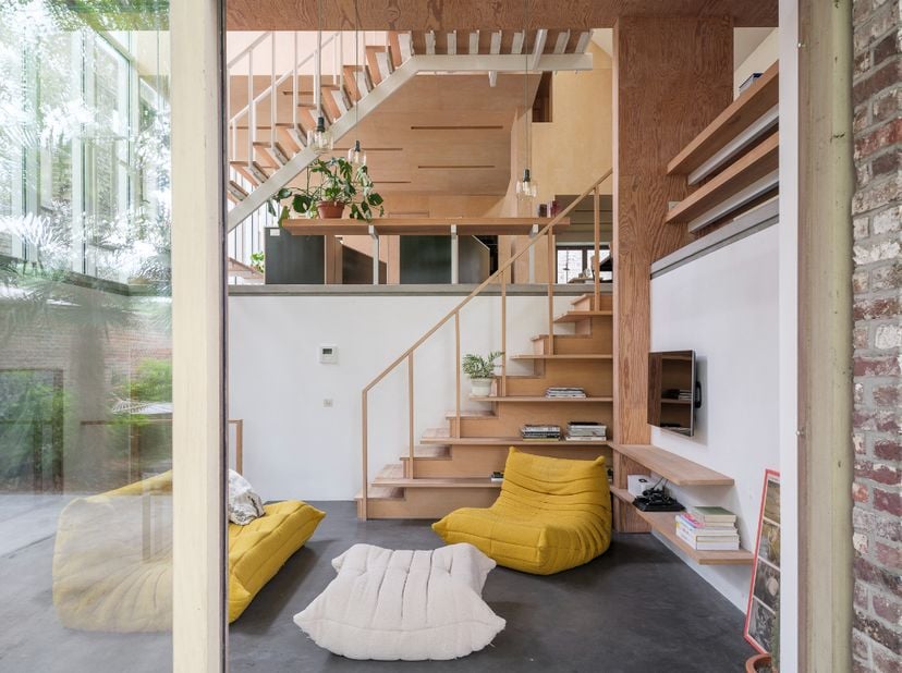 Exclusieve, architecturale split-levelwoning met ruime tuin en bijhorende short-staystudio, ontworpen door Kristoffel Boghaert, op een boogscheut van