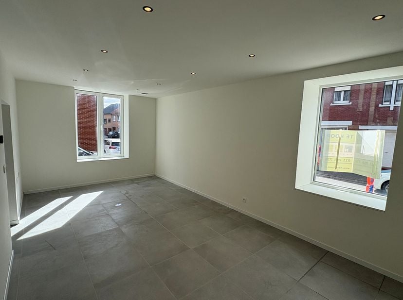 WONEN IN EEN WONING MET DE VOORDELEN VAN EEN APPARTEMENT MAAR ZONDER DE "NADELEN"?<br />
Dit huis combineert namelijk het beste van de twee werelden: