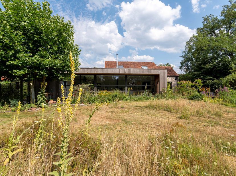 Prachtig, doordreven gerenoveerde woning in rustige residentiële buurt, nabij natuurgebied Keiheuvel. Deze unieke woning, gelegen op een perceel van 1