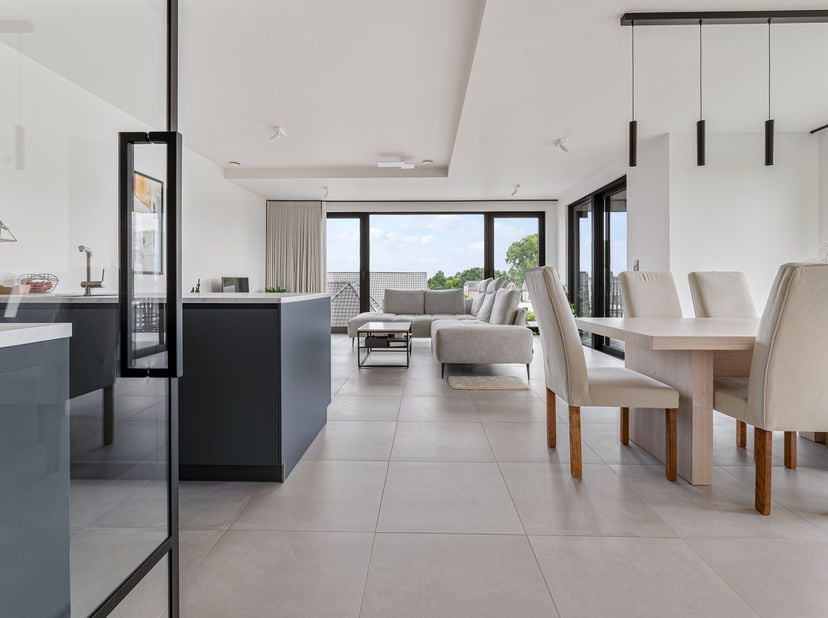 Dit kwalitatief appartement (met lift) werd opgetrokken in 2022 met veel aandacht voor energie, licht, ruimtegevoel en gebruik van hoogwaardige materi