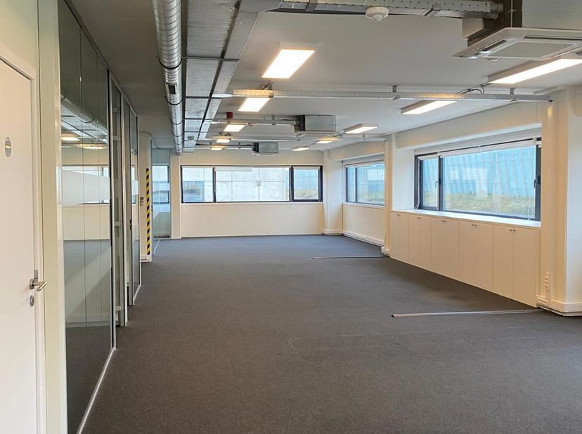 ALGEMEEN<br />
Instapklare kantoorruimte van ca. 380 m² te huur op de eerste verdieping van een kantoorgebouw in Burcht. De ruimte bestaat uit een ope
