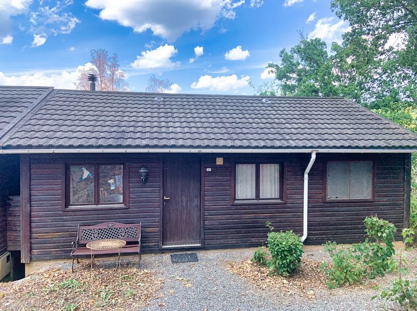 Glv: woon- en eetkamer, keuken (elektrisch fornuis, dampkap, frigo, gootsteen), badkamer (bad/douche, wastafel, wc), 2 kamers, terras.<br />
Kelder: i
