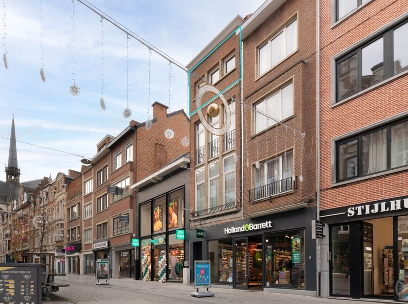 Ontdek deze slim ingedeelde studio van 20 m² in hartje Leuven, gelegen in de levendige Diestsestraat, dé winkel- en wandelboulevard van de stad. Dankz