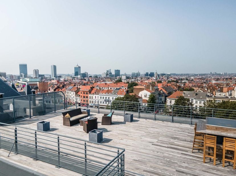 BRUXELLES – Situé sur la place Dailly, à proximité immédiate des commerces et des facilités, magnifique PENTHOUSE meublé (3 ch./2 sdb) de 162 m² offra