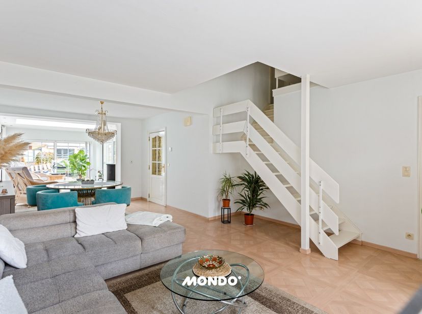 Op zoek naar een instapklare woning op een rustige locatie? Deze charmante en goed onderhouden woning combineert ruimte, licht en gezelligheid op een