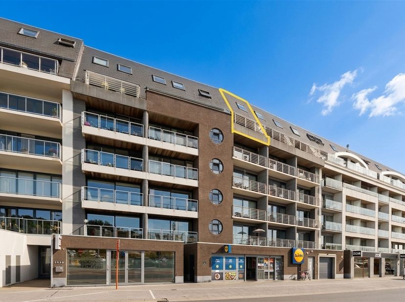 Ruim duplexappartement van 139 m² met 3 slaapkamers en twee zonneterrassen op topligging in Bredene<br />
<br />
Op een absolute topligging in het bru