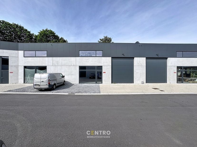 Benaderende AFMETINGEN:&amp;nbsp;<br />
15m x 17m + 2&amp;nbsp;parkeerplaatsen voor de deur.<br />
<br />
AFWERKING:<br />
Metalen constructie met volledige o