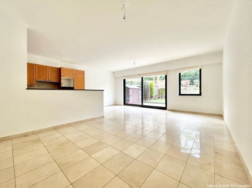 WOLUWE-SAINT-LAMBERT, bij Roodebeek. Licht APPARTEMENT (2CH/1SDB) van ± 90m² met tuin van 150m² en parking. Gelegen op de gelijkvloers van een klein g
