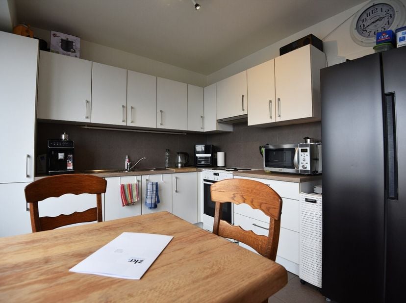 Dit ruime appartement van maar liefst 124 m² is gelegen op de 5de verdieping (lift aanwezig).<br />
Het beschikt over een inkom, gastentoilet, een rui