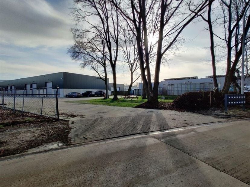 Unité PME de 255 m² à louer sur un emplacement de choix dans la zone industrielle !<br />
Cette unité PME spacieuse et polyvalente de 255 m² est situé