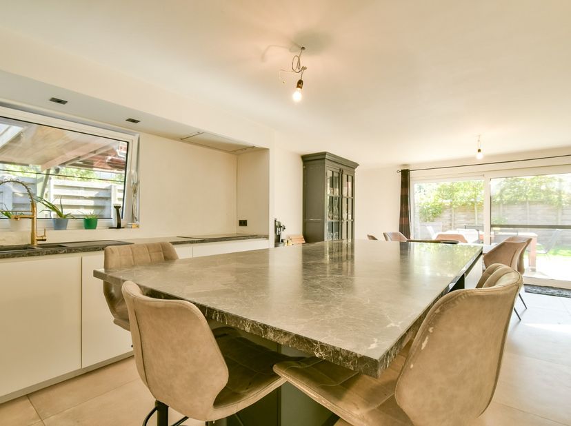 Welkom in de Bremdreef 122, een alleenstaande gerenoveerde woning, idyllisch gelegen in het bosrijke gebied aan het prachtige Bulskampveld in Wingene.