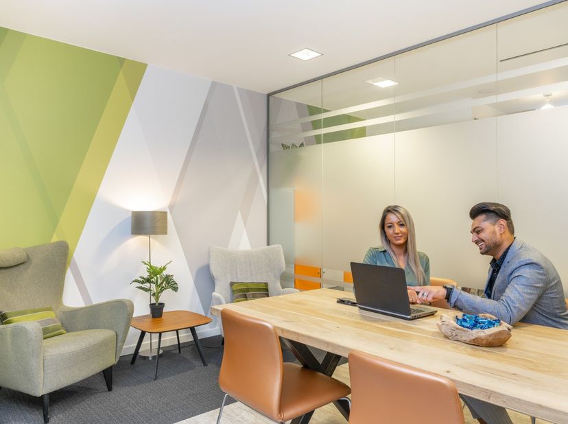 Volledige toegang tot professionele kantoorruimte voor 15 werknemers in Regus IT Tower<br />
<br />
Dit aanbod omvat een eigen kantoorruimte met servi