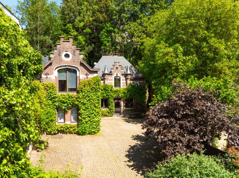Magnifique propriété de caractère (+/-305m² daprès PEB) située en retrait de la Place du Sablon dans un écrin de verdure et à labris des regards sur e
