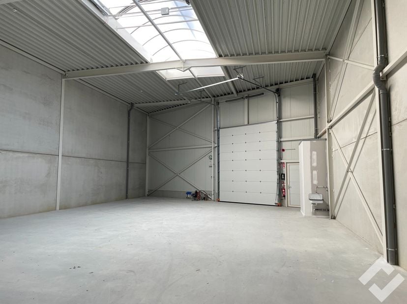 Nieuwbouw KMO-unit te koop op strategische locatie in Laakdal. Deze unit is gelegen op een kleinschalige bedrijvensite die op ca. 5km ligt van de opri