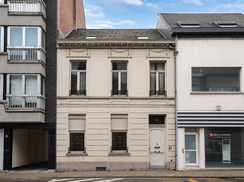 Ruime gezinswoning op korte afstand van het bruisende centrum van Aalst, bevindt zich deze karaktervolle gesloten bebouwing. Dankzij de uitstekende be
