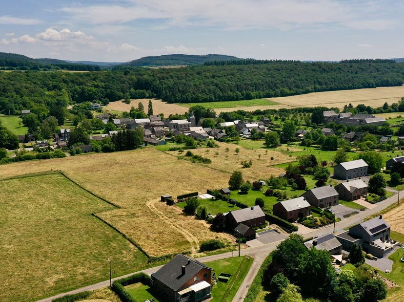 NY (Hotton) — Uitzonderlijk terrein van 3 ha 47 a 79 ca<br />
Verscholen in het hart van het charmante dorp NY biedt dit uitzonderlijke terrein u een