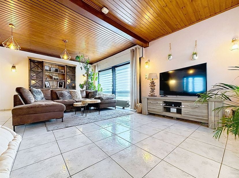 Située dans un quartier résidentiel recherché d’Estaimpuis, cette maison de plain-pied offre de très beaux volumes et une configuration idéale pour un