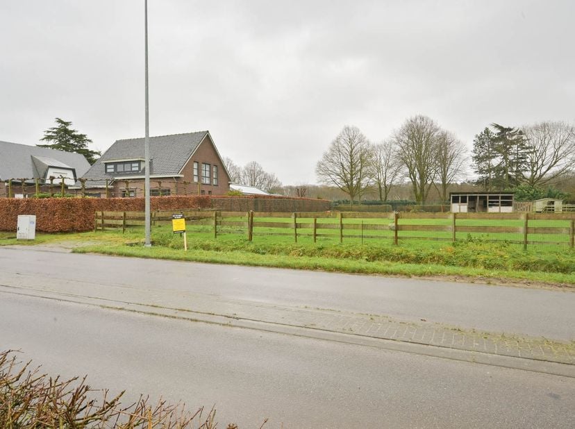PERCEEL BOUWGROND VOOR OPEN BEBOUWING -<br />
 <br />
Met een oppervlakte van 872m². <br />
Het terrein ligt deels in woongebied en deels in agrarisch