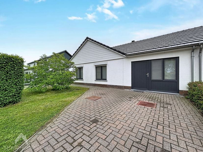 Energiezuinige halfopen bebouwing in een rustige en kindvriendelijke omgeving bestaande uit een inkomhal met afzonderlijk toilet, lichtrijke leefruimt