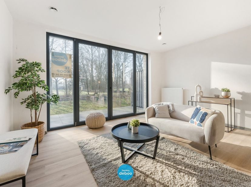 In het recent opgeleverde project Stenehof aan de Zilverlaan 50 te Oostende, stellen wij deze prachtige nieuwbouwwoning voor.<br />
Ze wordt verkocht